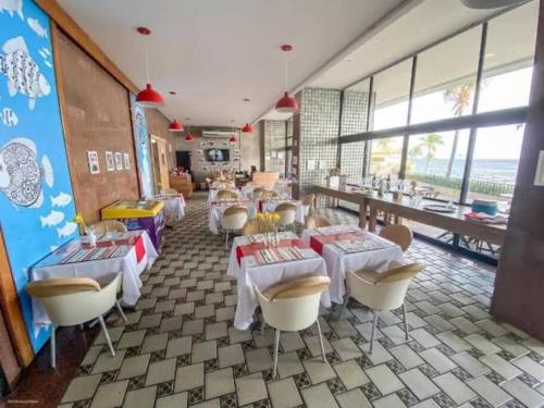 萨尔瓦多Ondina Apart Hotel - Apto 419的一间在房间内配有桌椅的餐厅