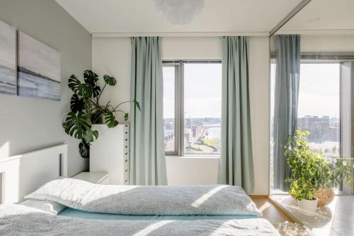 赫尔辛基Fabulous Morden Apartment in Helsinki的一间卧室设有一张床和大窗户