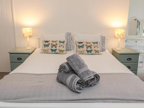 特维德上游的贝里克2 Cross View的一间卧室配有带毛巾的床