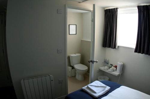 West CowesRoyal London Yacht Club的一间带床和卫生间的小浴室