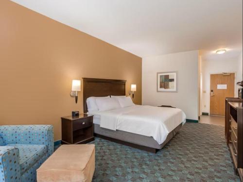 坎顿Holiday Inn Express & Suites - Canton, an IHG Hotel的大型酒店客房,配有床和椅子