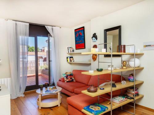 巴塞罗那Apartment Gràcia- Parc Güell by Interhome的客厅配有红色的沙发和镜子