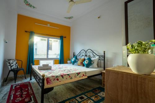 Krishna Stay Guest House客房内的一张或多张床位