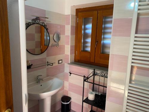 Montorio al VomanoLo Scoiattolo Country House的一间带水槽和镜子的浴室