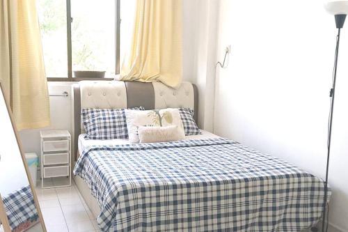 巴特沃思Butterworth homey House (3R2B + carpark)的小卧室配有一张带 ⁇ 子毯子的床