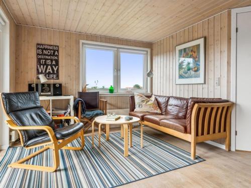 措斯泰兹Holiday Home Isabel - 500m from the sea in NW Jutland by Interhome的客厅配有沙发和桌椅