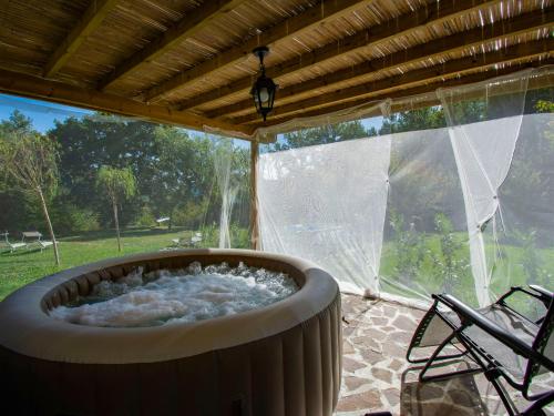 巴尼－迪卢卡Holiday Home Maya e Stella by Interhome的一个带窗户的庭院内的一个大浴缸