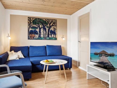 尼克宾西兰岛Apartment Annaline - all inclusive - 1-2km to the inlet by Interhome的客厅配有蓝色的沙发和桌子
