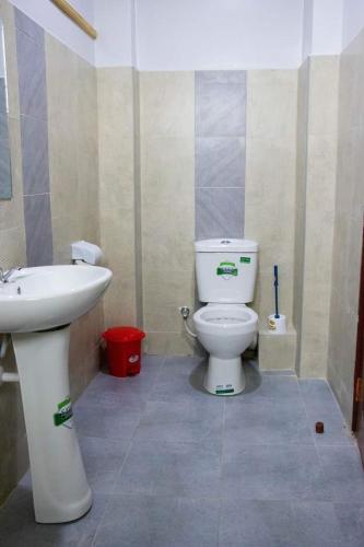 纳库鲁GOLDEN PALM 3的一间带卫生间和水槽的浴室