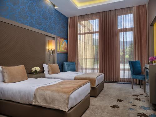 盖贝莱夸卡图峰山度假酒店的酒店客房设有两张床和窗户。