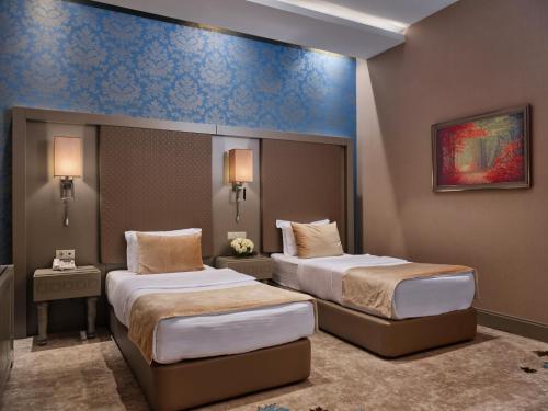 盖贝莱夸卡图峰山度假酒店的酒店客房设有两张床和两盏灯。