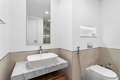 迪拜StoneTree - Elegant 1 BR in Madinat Jumeirah Living Rahaal 2的一间带水槽和卫生间的浴室