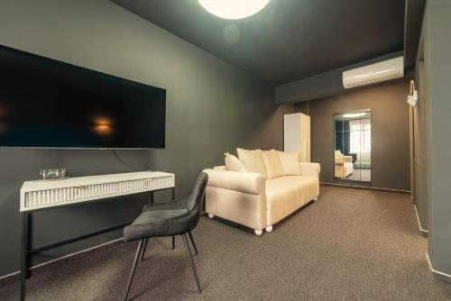 克卢日-纳波卡Fullton Central的客厅配有白色椅子和平面电视