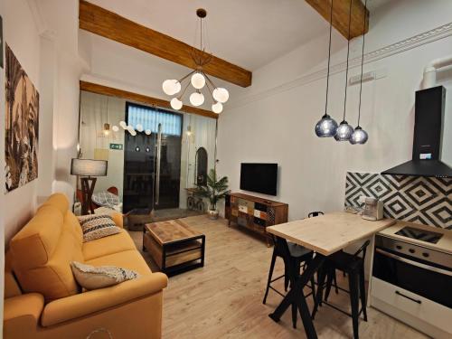桑坦德Apartamentos Santander 1的客厅配有沙发和桌子