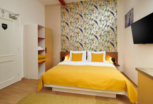 布拉格City Nest Apartments by Adrez的一间卧室配有一张黄色毯子床