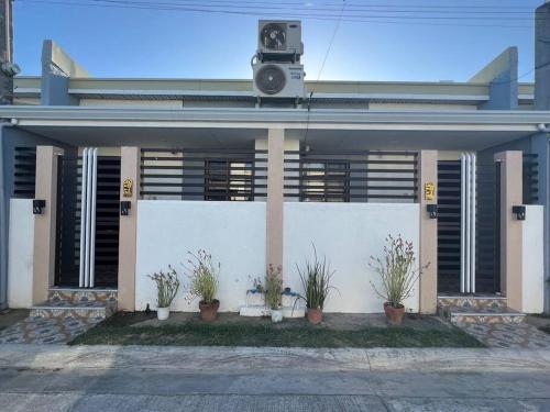 甲万那端Home in Cabanatuan city的上面有扬声器的房子