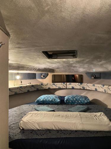 希洪Yate en Gijon , experiencia única B的宿舍间的一张床位,配有两张双层床