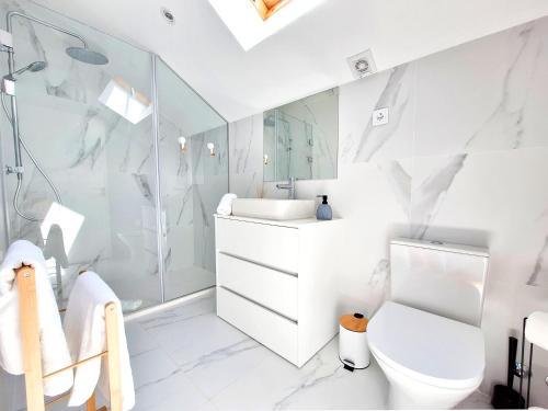 科维良Tílias House的白色的浴室设有卫生间和淋浴。
