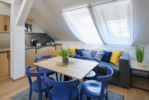 布拉格City Nest Apartments by Adrez的客厅配有桌子和蓝色椅子