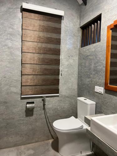 蒂瑟默哈拉默Saffron Lake Yala的一间带卫生间和水槽的浴室