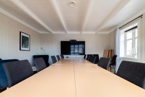 雷讷索胡斯公寓的一间会议室,配有长桌子和椅子