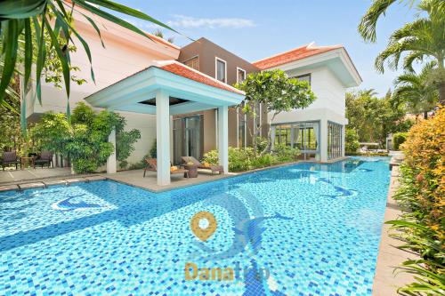 岘港Danang Amazing Ocean Villas的房屋前的游泳池