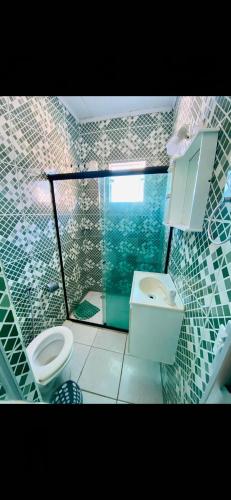阿拉亚尔-杜卡布Casa de Temporada Arraial do cabo的一间带卫生间和水槽的浴室