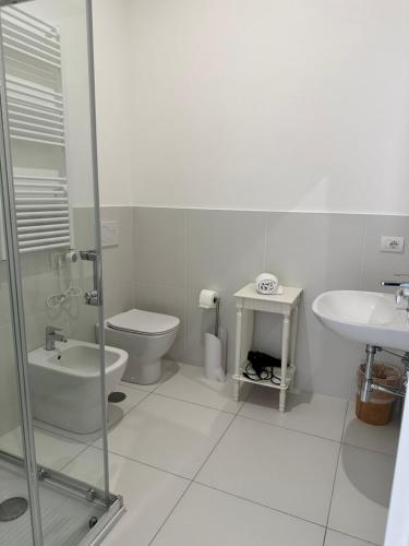 波梅齐亚Sky Suite Blue Pomezia的白色的浴室设有卫生间和水槽。