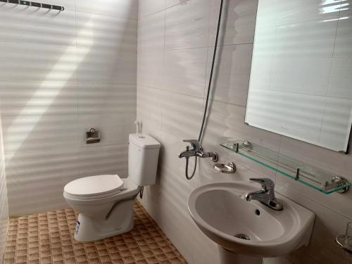 萨帕Green Sapa Homestay的白色的浴室设有卫生间和水槽。
