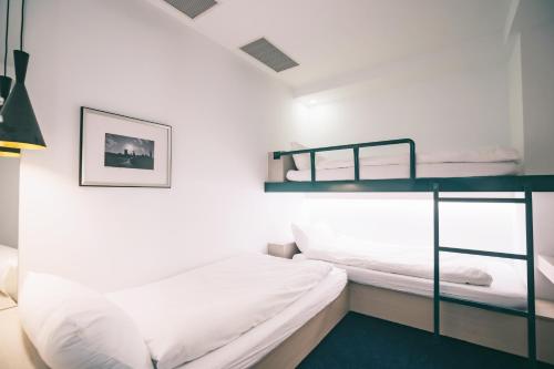 台北美寓艺术文旅 Meistay Art Gallery Hotel的一间卧室配有两张双层床和一盏灯。