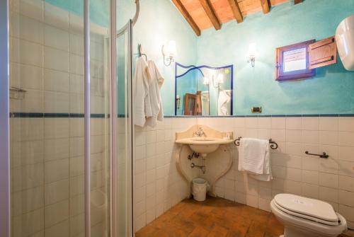 拉波拉诺泰尔梅Appartamento la Torretta的一间带水槽、卫生间和镜子的浴室