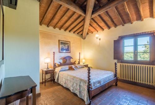 拉波拉诺泰尔梅Appartamento il Granaio的一间卧室设有一张床和一个窗口