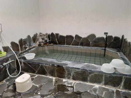 妙高泰温莎酒店的浴室设有浴缸,内有三个碗