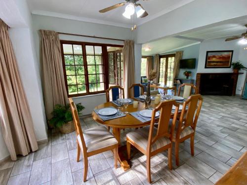 温特顿Berg Escape Kiepersol - Spacious Luxury Family Home的一间带木桌和椅子的用餐室