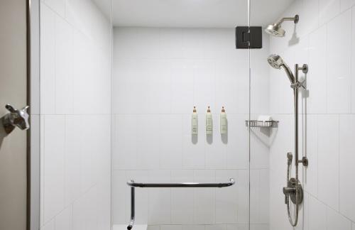沃思堡沃斯堡沃辛顿万丽酒店的带淋浴的浴室和玻璃门