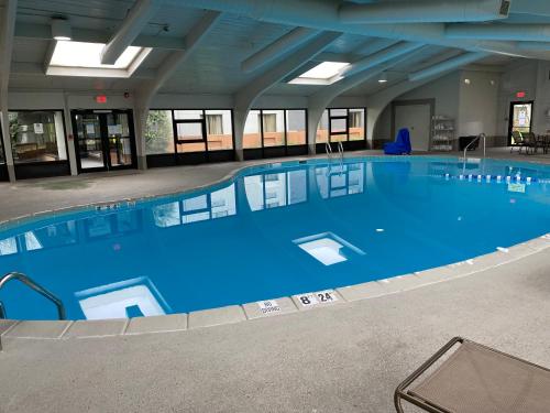 佩里斯堡佩里斯堡智选假日酒店的大楼内一个蓝色的大型游泳池