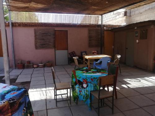 圣佩德罗·德·阿塔卡马Viajes & Vida km0的一个带桌椅的庭院