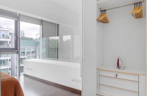 新加坡Luxury 1Bedroom Apartment in Singapore!的白色的浴室设有浴缸和窗户。