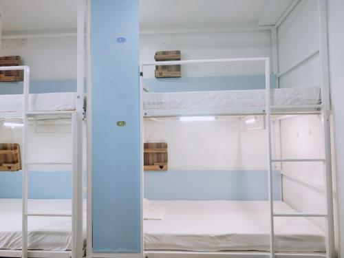 杭州望达斯旅舍的一间设有两张双层床的客房
