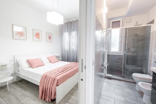 米兰拉福尔泰扎公寓的白色卧室配有一张床和淋浴