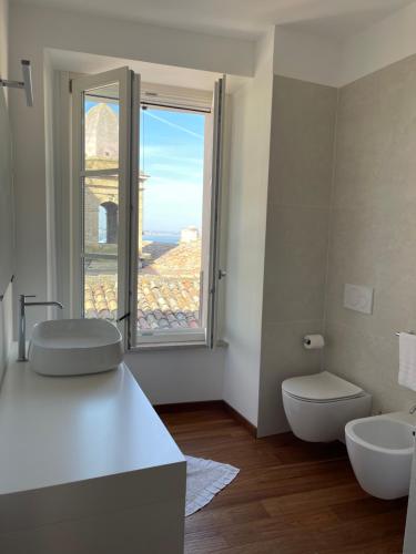 安科纳B&B Aganita的一间带两个盥洗盆、卫生间和窗户的浴室