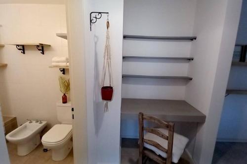 蒂格雷Moderno dpto cercanías Puerto de Frutos!的一间带卫生间和楼梯的小浴室