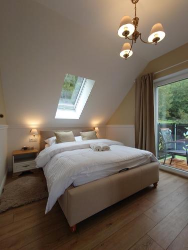 下乌斯奇基Noclegi Panorama的一间卧室设有一张大床和一个窗户。