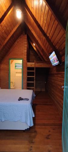 帕萨夸特鲁Chácara do sossego的阁楼间设有1张床和1台电视。