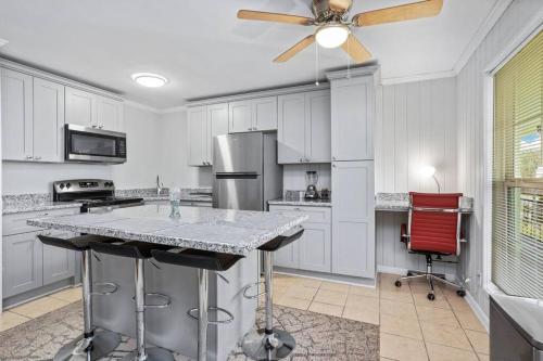 IowaQuiet apartment in Iowa, LA的厨房配有白色橱柜和吊扇