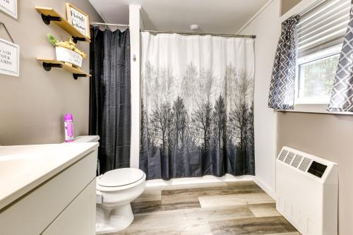 BartonCozy Vermont Escape - Patio, Lake and Mountain Views的一间带卫生间的浴室和树木繁茂的窗户。