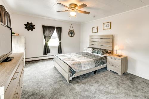 BartonCozy Vermont Escape - Patio, Lake and Mountain Views的一间卧室配有一张床和吊扇
