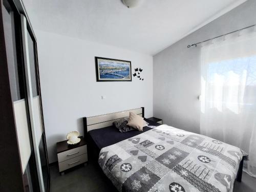 维尔Villa Colonia Vir的一间卧室配有床,床上装有被子