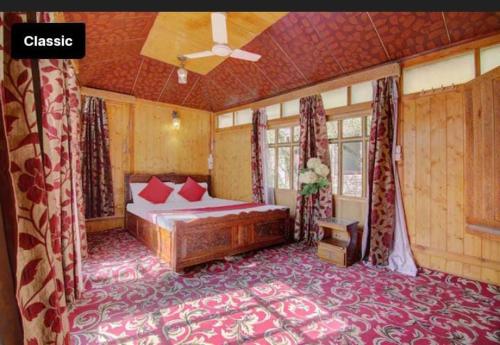 斯利那加Gulbahaar Group Of HouseBoats的一间卧室设有一张床和天花板