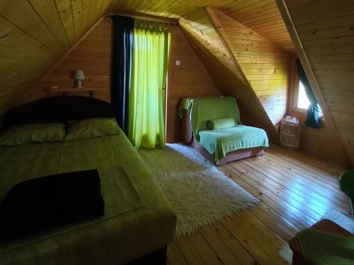 采蒂涅Brvnara Borovik的阁楼卧室设有床和窗户。
